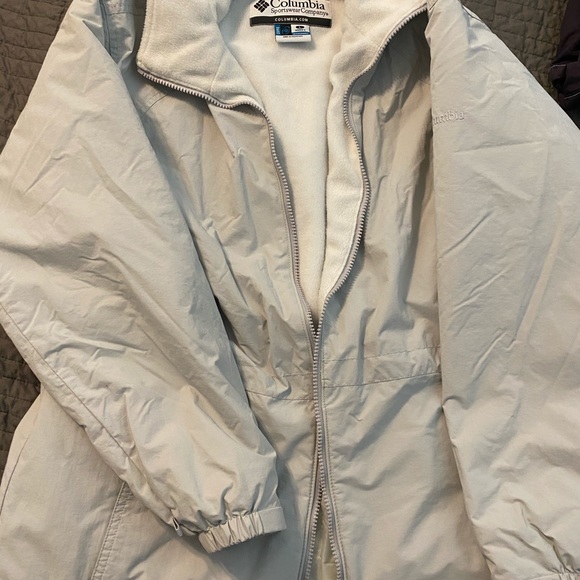 EUC Ladies Columbia fleece lined jacket. - Picture 2 of 3